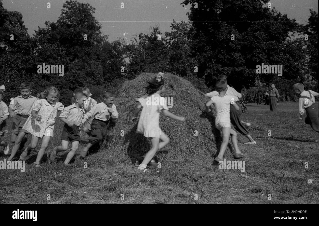 Warszawa, 1948-07-22. Obchodom Narodowego Œwiêta Odrodzenia Polski towarzyszy³o wiele imprez dla dzieci i doros³ych, centralnym punktem zabaw by³ Park Ujazdowski. mw PAP/Stanis³aw D¹browiecki Varsavia, 22 luglio 1948. La giornata nazionale che segna la rinascita dello Stato Polacco è stata accompagnata da numerosi eventi per bambini e adulti, con il Parco Ujazdowski che è il sito centrale di intrattenimento. mw PAP/Stanislaw Dabrowiecki Foto Stock