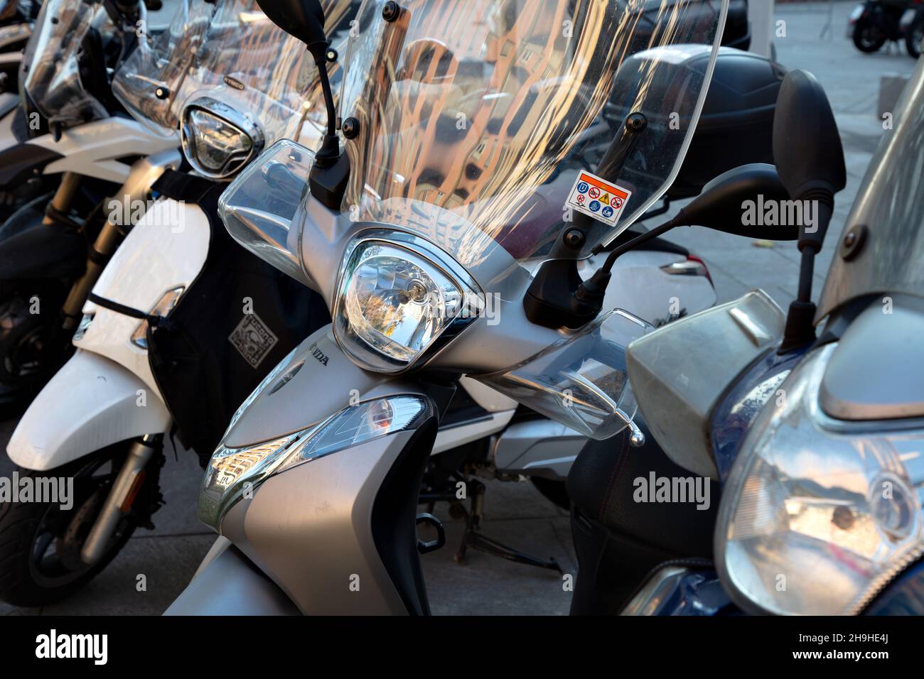 Una fila di scooter parcheggiati, CityLife, Milano, Italia Foto Stock