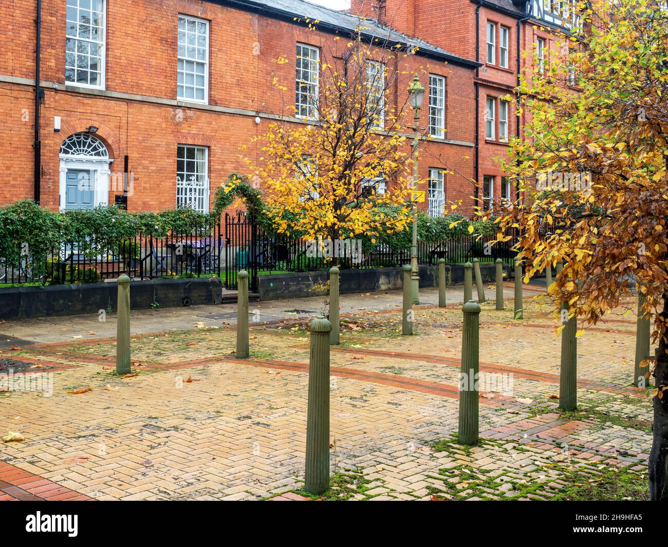 Terrazza di primi 19th secolo case di mattoni rossi in Acton Square City di Salford Greater Manchester Inghilterra Foto Stock