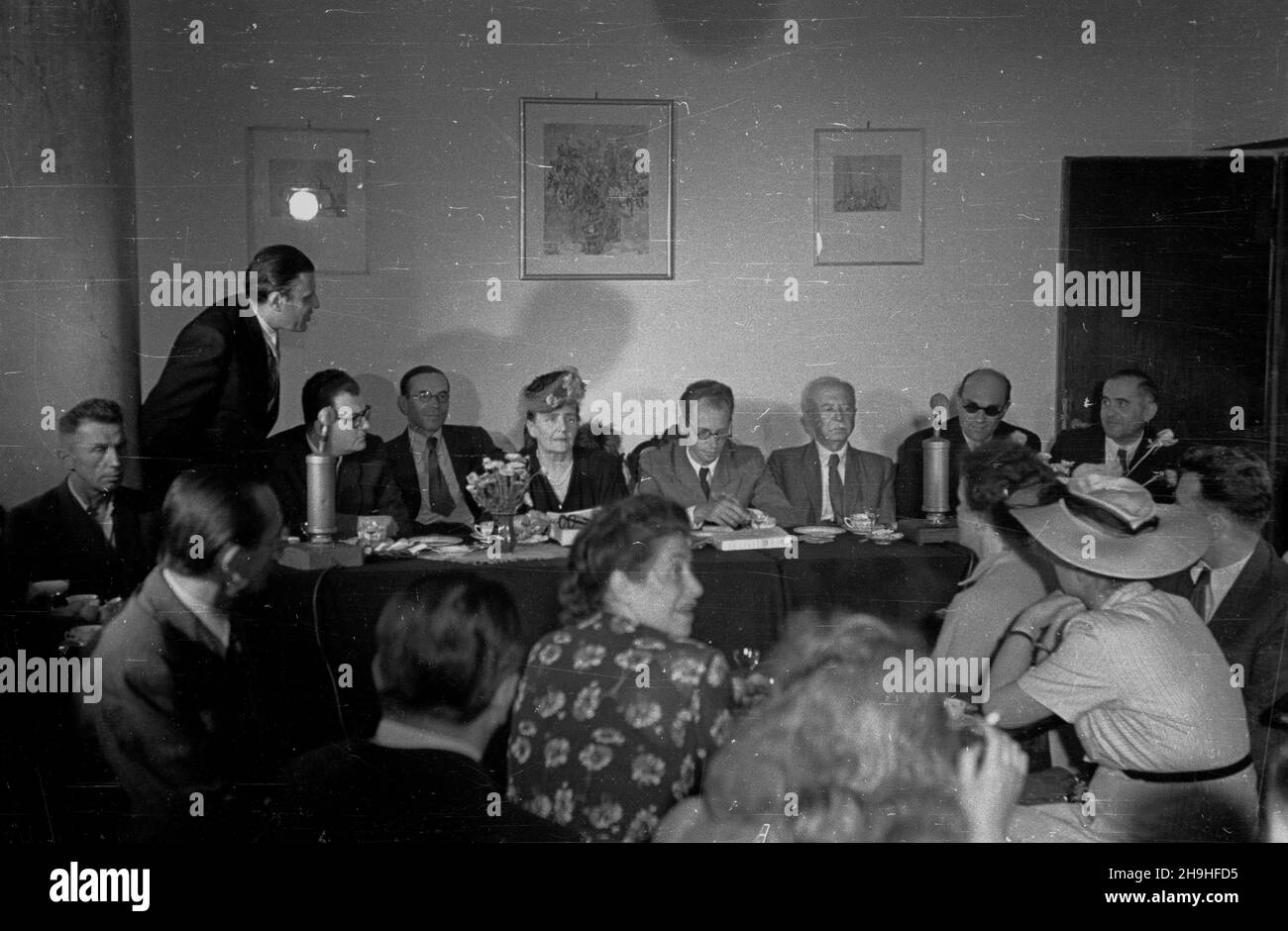 Warszawa, 1948-07-22. Uroczystoœæ wrêczenia nagrotty tygodnika Odrodzenie Jerzemu Andrzejewskiemu, za powieœæ Popió³ i diament. NZ. Przemawia Tadeusz Breza, w prezydium m.in.: Stefan ¯ó³kiewski (3L), Julian Krzy¿anowski (4L), Zofia Na³kowska (5L), Jerzy Andrzejewski (6L), Juliusz Kleiner (7L), Jaros³aw Iwaszkiewicz (w ciemnych okularach, 8L). bb PAP/Stanis³aw D¹browiecki Varsavia, 22 luglio 1948. La cerimonia per presentare il premio del settimanale Odrodzenie a Jerzy Andrzejewski per il suo romanzo 'Ceneri e Diamanti'. Nella foto: Tadeusz Breza parlando, nel comitato direttivo: Stefan Zolkiewski (3 Foto Stock
