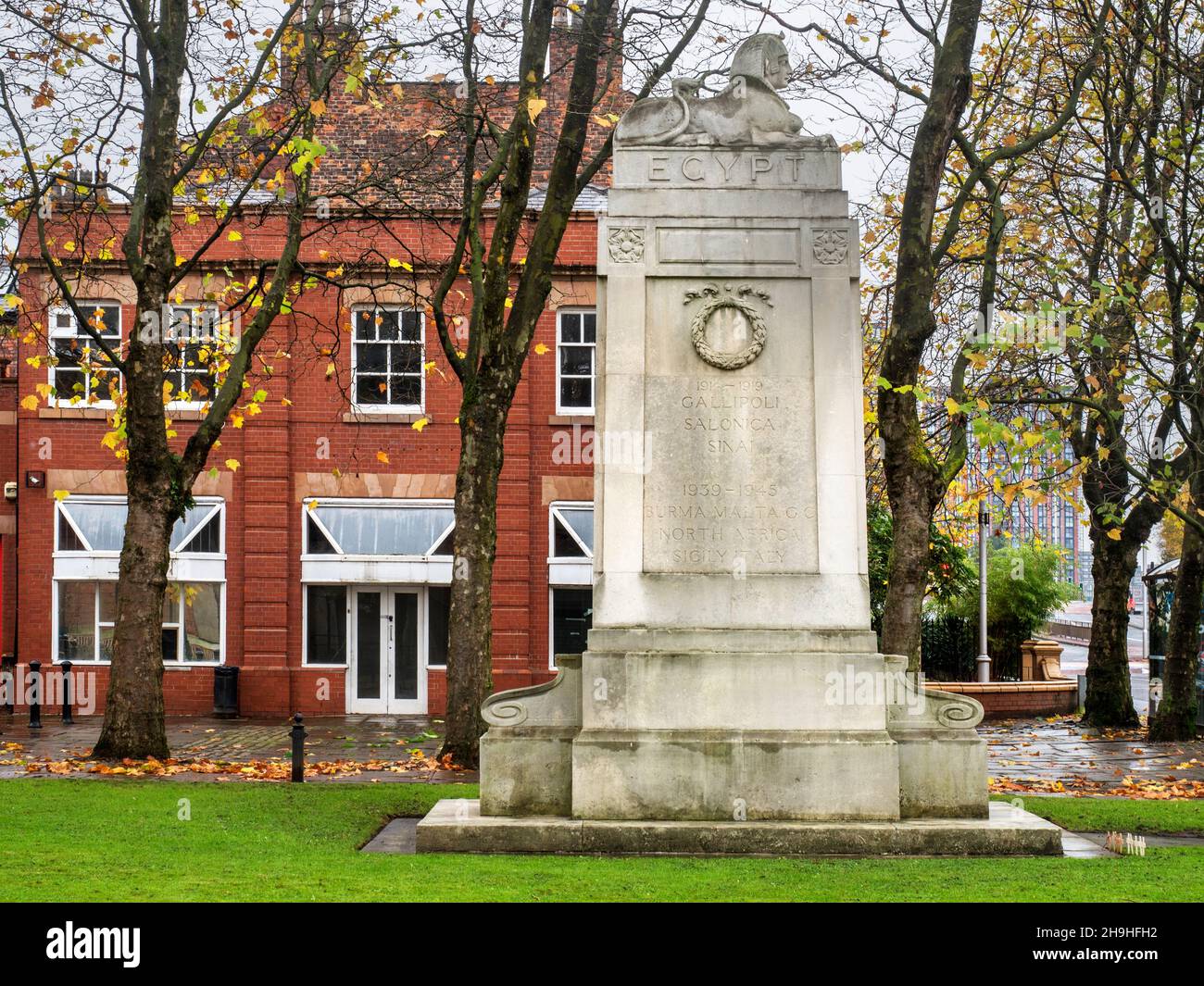 War Memorial in Albert Bentley Place City of Salford Greater Manchester Inghilterra Foto Stock