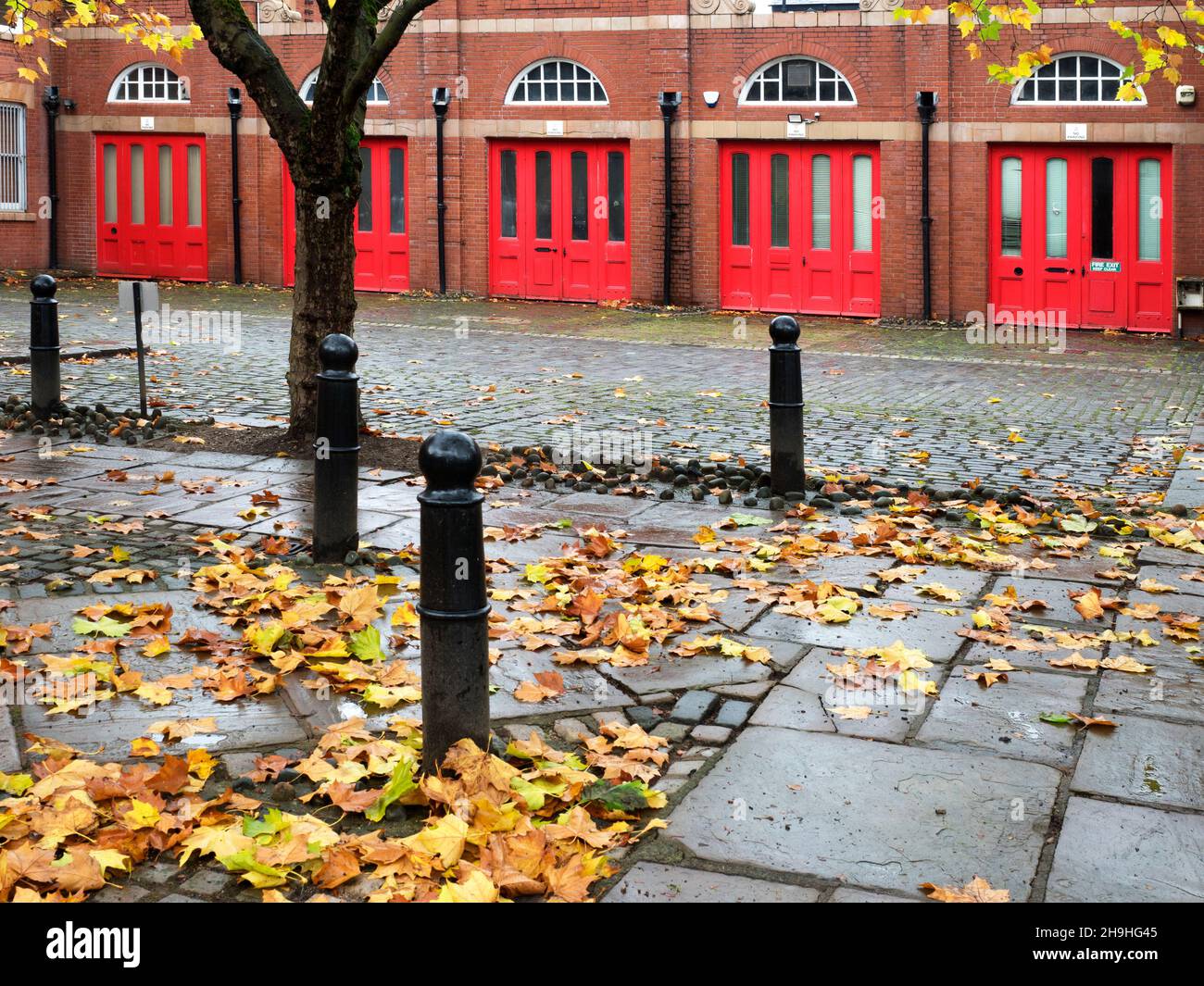 Porte rosse presso l'Old Fire Station Albert Bentley Place City di Salford Greater Manchester Inghilterra Foto Stock