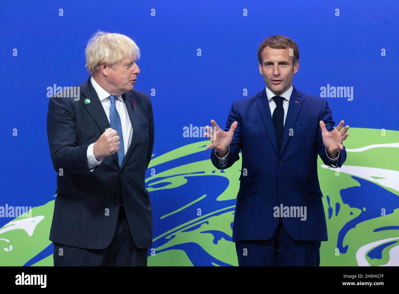 GLASGOW, SCOZIA, Regno Unito - 01 novembre 2021 - il primo ministro britannico Boris Johnson dà il benvenuto al presidente francese Emmanuel Macron al vertice delle Nazioni Unite del COP26 - Pho Foto Stock