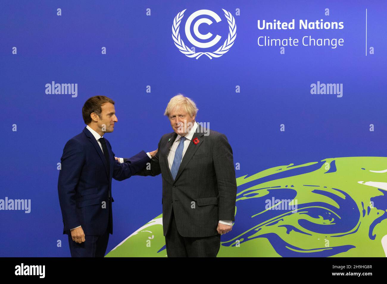 GLASGOW, SCOZIA, Regno Unito - 01 novembre 2021 - il primo ministro britannico Boris Johnson dà il benvenuto al presidente francese Emmanuel Macron al vertice delle Nazioni Unite del COP26 - Pho Foto Stock