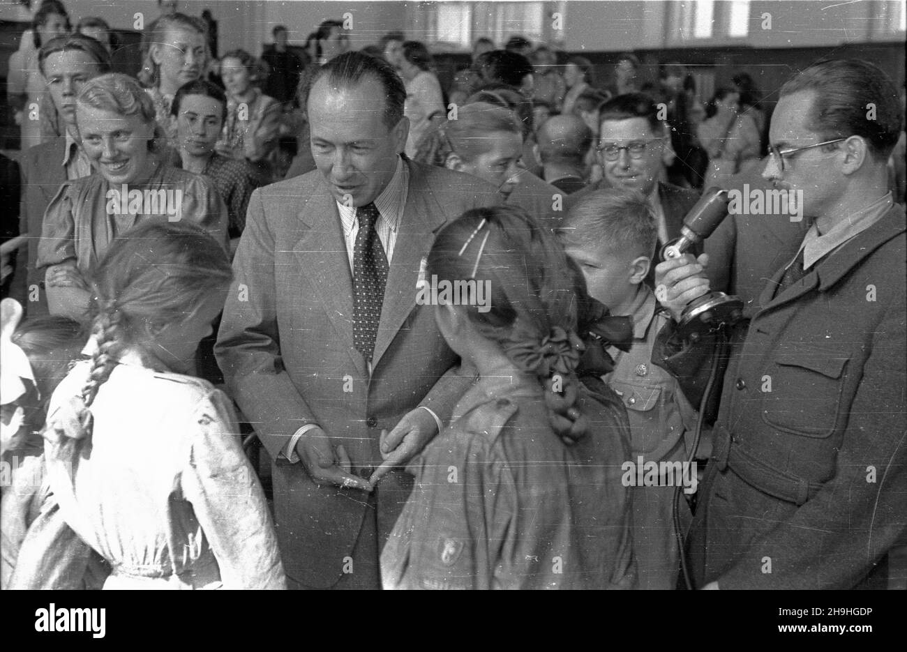 Warszawa, 1948-08. W ramach umowy polsko-czechos³owackiej o wymianie m³odzie¿y 225 dzieci spêdzi³o wczasy w Czechos³owacji. Po powrocie, w Ministerstwie Zdrowia przy ulicy Chocimskiej 24, odby³a siê uroczystoœæ podziêkowania. ambasador Czechos³owacji w Polsce Franciszek Pisek rozmawia z dzieæmi. ka PAP Dok³adny dzieñ wydarzenia nieustalony. Varsavia, 1948 agosto. Nell'ambito dell'accordo polacco-cecoslovacco sullo scambio di giovani 225 bambini hanno trascorso delle vacanze in Cecoslovacchia. Al ritorno, il ministero della salute in via Chocimska 24 ha ospitato la cerimonia di ringraziamento. Nella foto: Cecoslovacco Amb Foto Stock