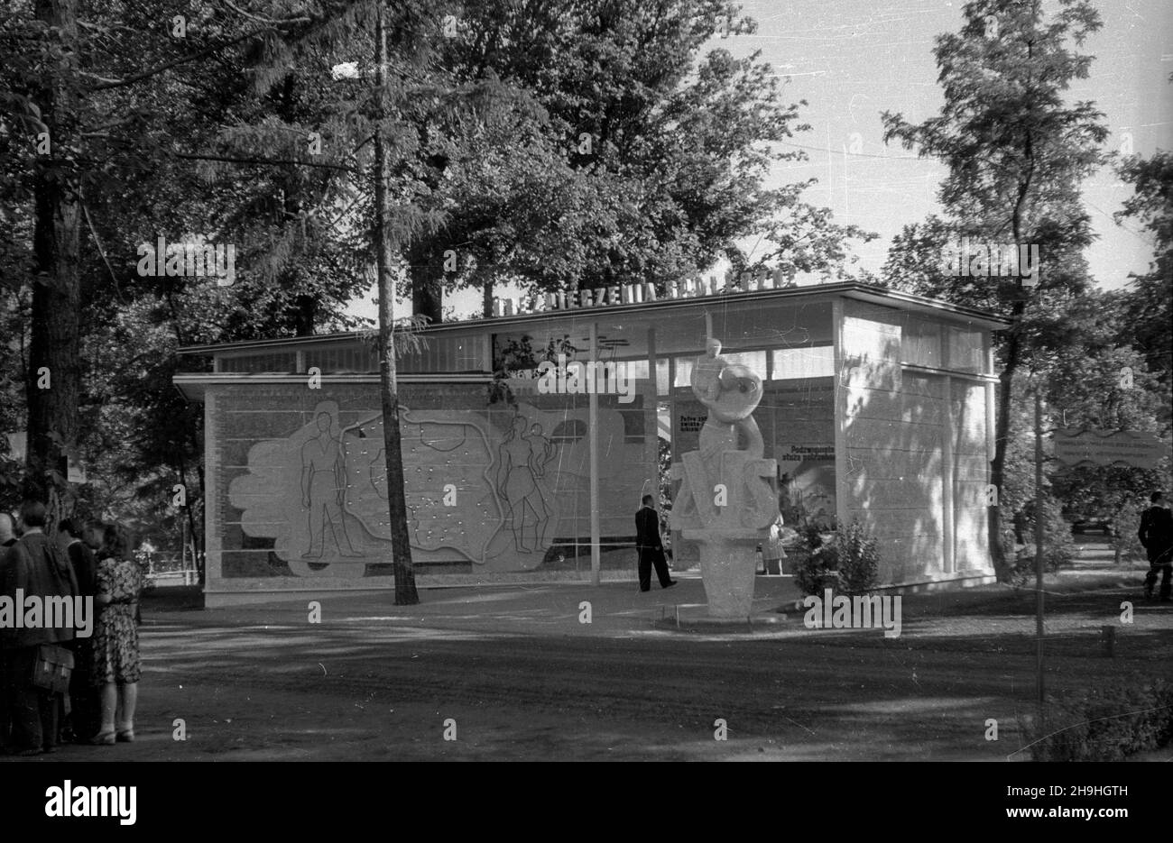 Wroc³aw, 1948-08. Wystawa Ziem Odzyskanych (21 lipca-31 paŸdziernika). Pawilon Zak³adu Ubezpieczeñ Spo³ecznych (ZUS). ka PAP Dok³adny dzieñ wydarzenia nieustalony. Wroclaw, 1948 agosto. La Mostra dei territori rigenerati (dal 21 luglio al 31 ottobre). Nella foto: Il padiglione dell'istituzione ZUS Social Security. ka PAP Foto Stock
