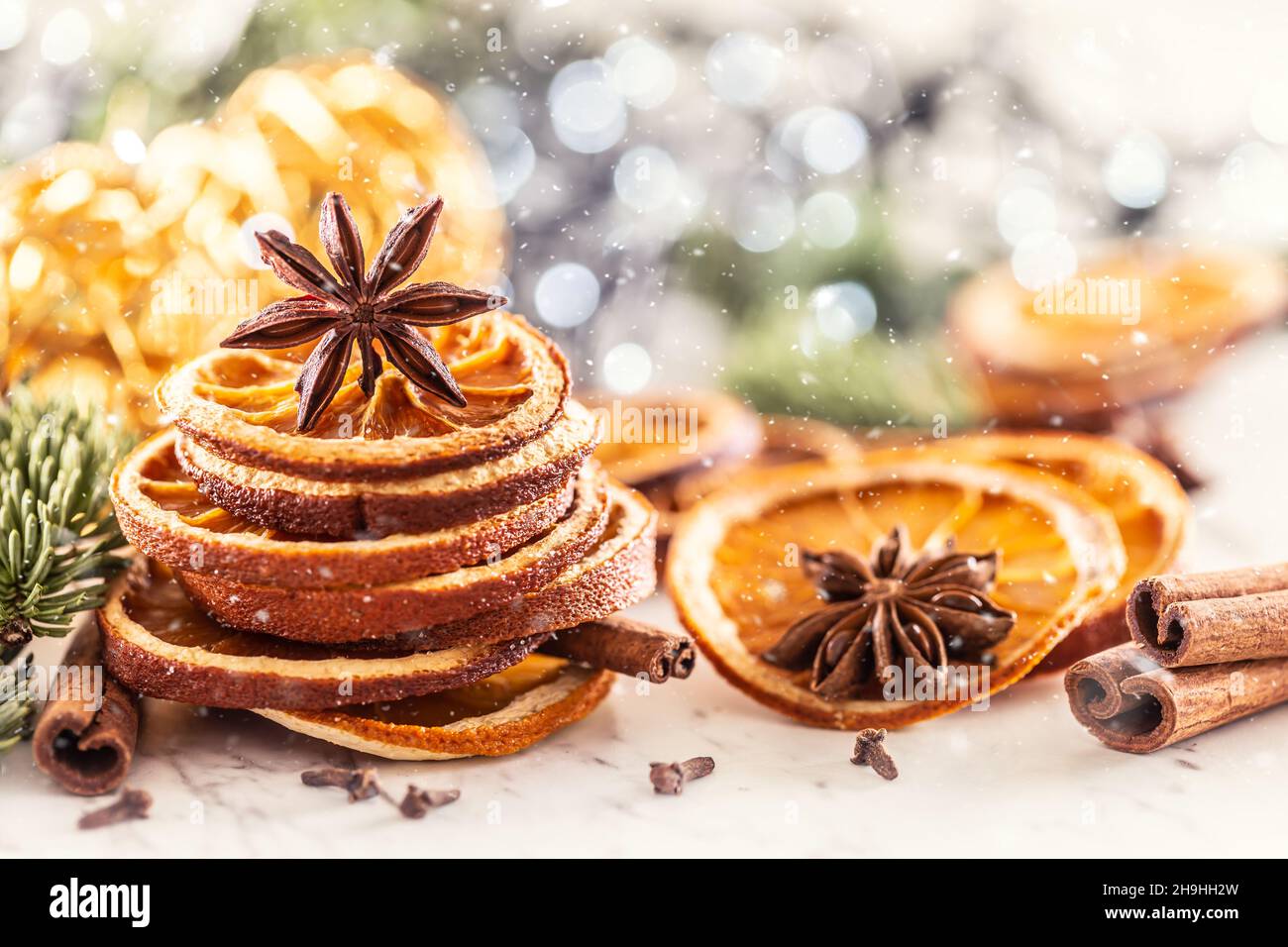 Arancio secco a forma di albero di Natale e anice stellato in cima. Foto Stock