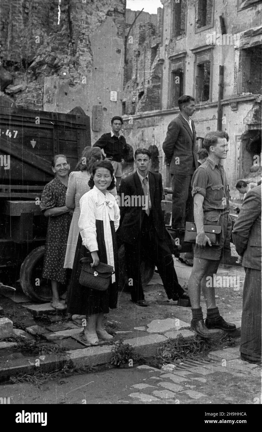 Warszawa, 1948-08. Miêdzynarodowa Konferencja M³odzie¿y Pracuj¹cej, 8-14 sierpnia. NZ. Delegaci Œwiatowej Federacji M³odzie¿y Demokratycznej (Federazione Mondiale della Gioventù Democratica) zwiedzaj¹ stare Miasto. ka PAP Dok³adny dzieñ wydarzenia nieustalony. Varsavia, 1948 agosto. La Conferenza Internazionale della Gioventù lavorante, 8-14 agosto. Nella foto: I delegati della Federazione Mondiale della Gioventù Democratica visitano la Città Vecchia. ka PAP Foto Stock