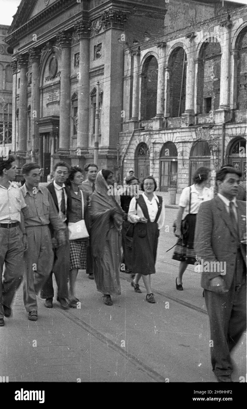 Warszawa, 1948-08. Miêdzynarodowa Konferencja M³odzie¿y Pracuj¹cej, 8-14 sierpinia. NZ. Delegaci Œwiatowej Federacji M³odzie¿y Demokratycznej (Federazione Mondiale della Gioventù Democratica) id¹ ulic¹ Krakowskie Przedmieœcie. Z prawej koœció³ œw. Anny. ka PAP Dok³adny dzieñ wydarzenia nieustalony. Varsavia, 1948 agosto. La Conferenza Internazionale della Gioventù lavorante, 8-14 agosto. Nella foto: I delegati della Federazione Mondiale della Gioventù Democratica camminano lungo via Krakowskie Przedmiescie. La Chiesa di Sant'Anna da destra. ka PAP Foto Stock