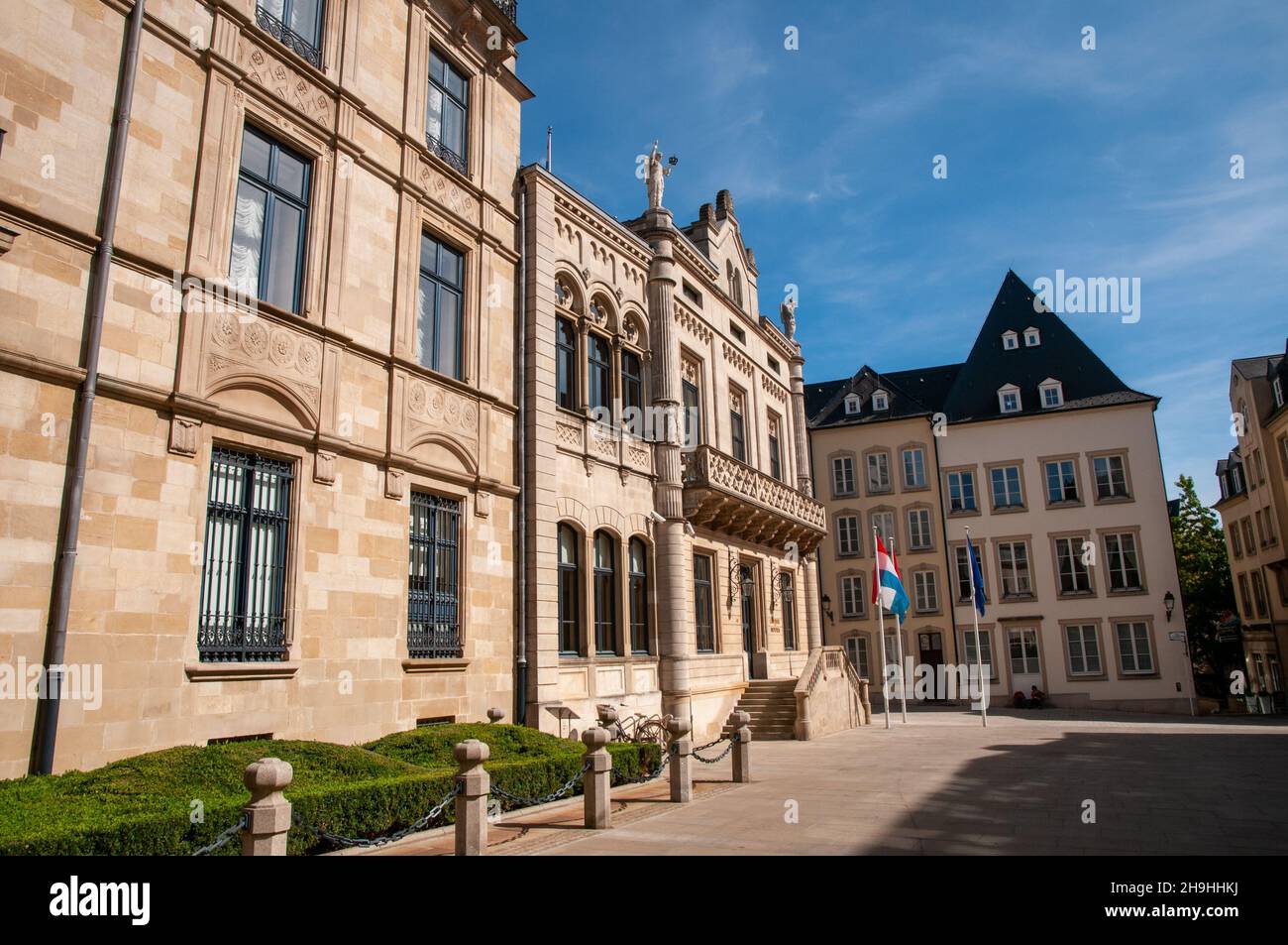Residenza del Palazzo del Granduca (vicino a parte del palazzo) e Camera dei deputati (fine lontano) su Rue du Marché-aux-Herbes nella città di Lussemburgo. Foto Stock