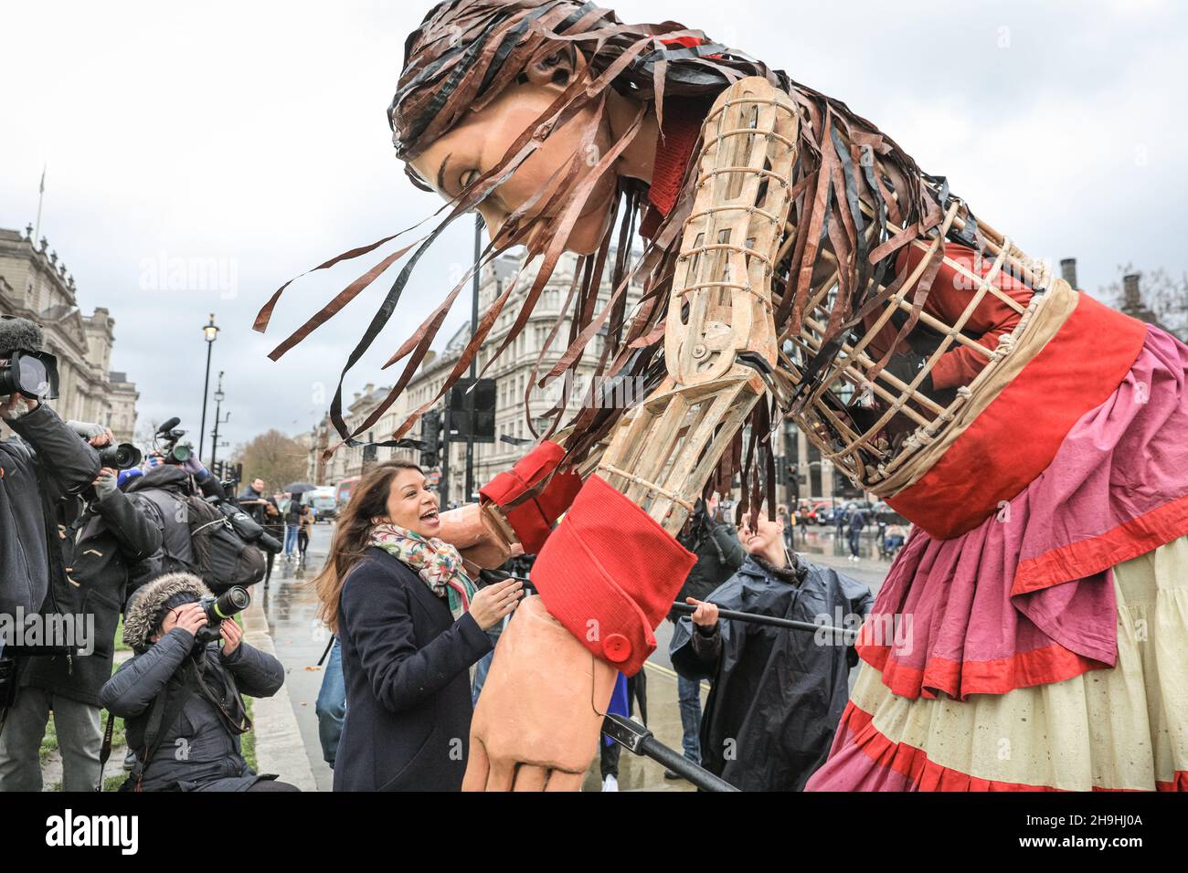 Westminster, Londra, Regno Unito. 7 Dic 2021. Little Amal saluta e abbraccia il laburista MP Tulip Siddiq in Piazza del Parlamento. Little Amal, il burattino gigante che rappresenta una piccola bambina di rifugiati, è tornato oggi nel centro di Londra e fuori dal Parlamento per sostenere una protesta contro la legge sulla nazionalità e i confini, che potrebbe potenzialmente creare ostacoli ai rifugiati e ad altri richiedenti asilo nel sistema di asilo del Regno Unito. Il burattino era stato in un lungo viaggio migrante dalla Siria al Regno Unito con molte apparizioni quest'estate e l'autunno. Credit: Imagplotter/Alamy Live News Foto Stock