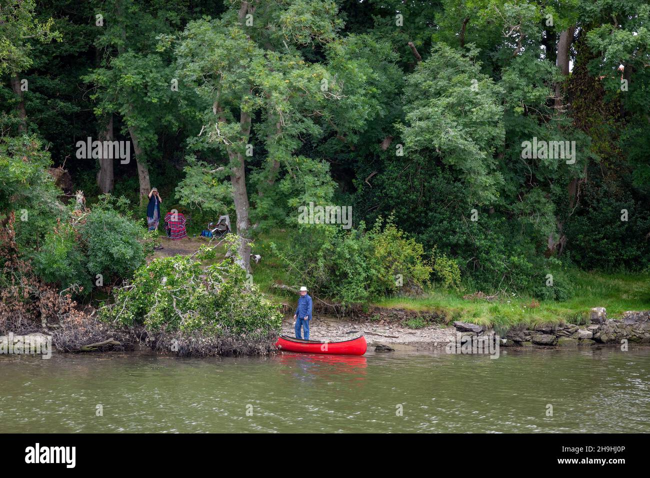 TOTNES, DEVON, UK - LUGLIO 29 : picnic sul fiume Dart vicino Totnes il 29 luglio 2012. Due persone non identificate Foto Stock