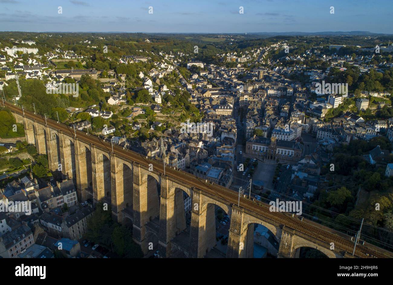 Morlaix (Bretagna, Francia nord-occidentale): Panoramica della città al tramonto, con il viadotto ferroviario risalente al 19th secolo nel cuore della Th Foto Stock