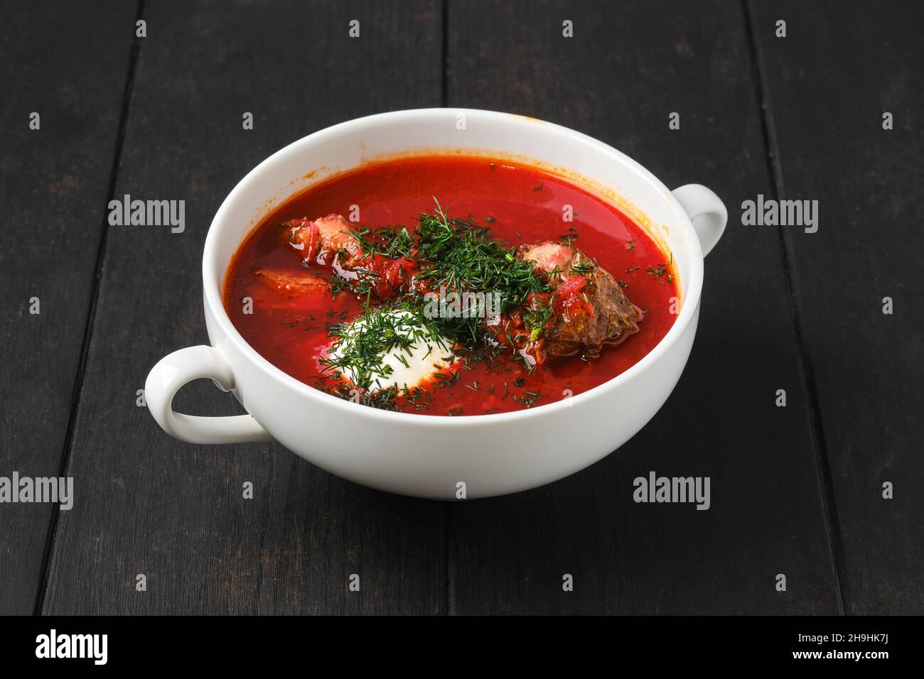 Zuppa di pomodoro calda con costolette di manzo Foto Stock