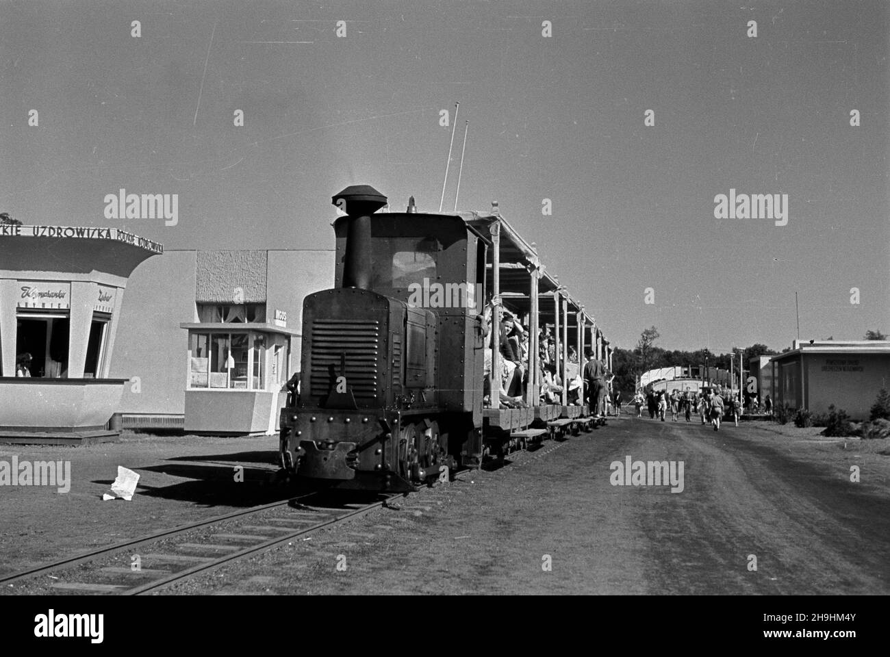 Wroc³aw, 1948-08. Wystawê Ziem Odzyskanych, podczas jej trwania od 21.07 do 31.10.1948 roku, zwiedzi³o ponad 1,5 mln osób, w tym grupy zorganizowane. WZO by³a cyklem propagandowych wystaw i imprez prezentuj¹cych osi¹gniêcia polski w odbudotie ziem uzyskanych przez RP po II wojnie œwiatowej. pasa¿erska kolej w¹skotorowa w sektorze B - atrakcja turystyczna dla goœci zwiedzaj¹cych WZO. mta PAP Dok³adny dzieñ wydarzenia nieustalony. Wroclaw, 1948 agosto. La mostra territori rigenerati, che si tiene dal 21 luglio al 31 ottobre 1948, ha attirato oltre 1.5 milioni di persone, tra cui g organizzato Foto Stock