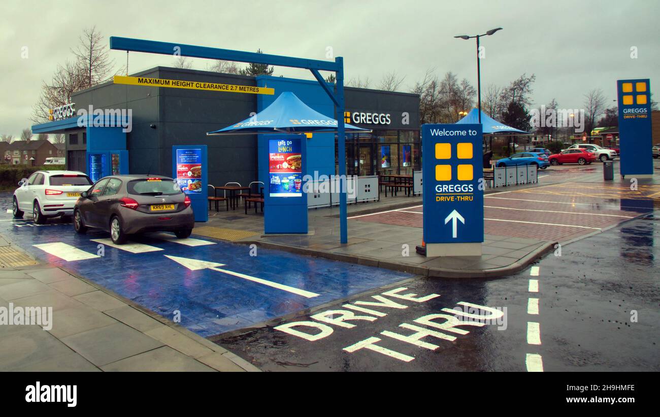 Glasgow, Scozia, Regno Unito 7 dicembre 2021. Il primo groggs Drive Thru si apre nel grande parco al dettaglio occidentale oggi con il suo target di mercato della tenuta del consiglio di drumChapel come sua base. Credit Gerard Ferry/Alamy Live News Foto Stock
