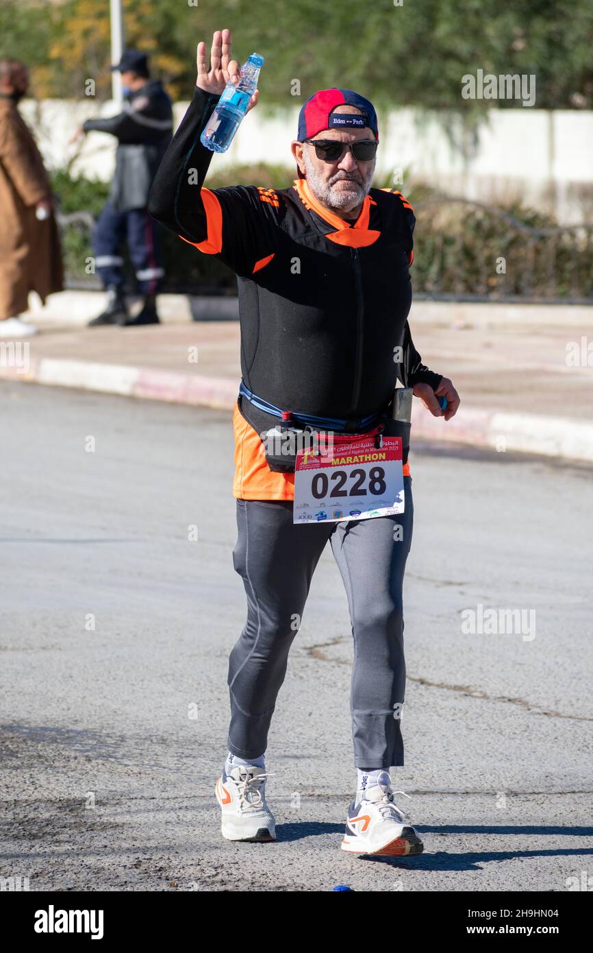 El Madher, Batna, Algeria - 12-04-2021: Corridori che gareggiano per vincere la maratona internazionale Medghacen dopo aver attraversato 22 km da Batna City a El madher ci Foto Stock