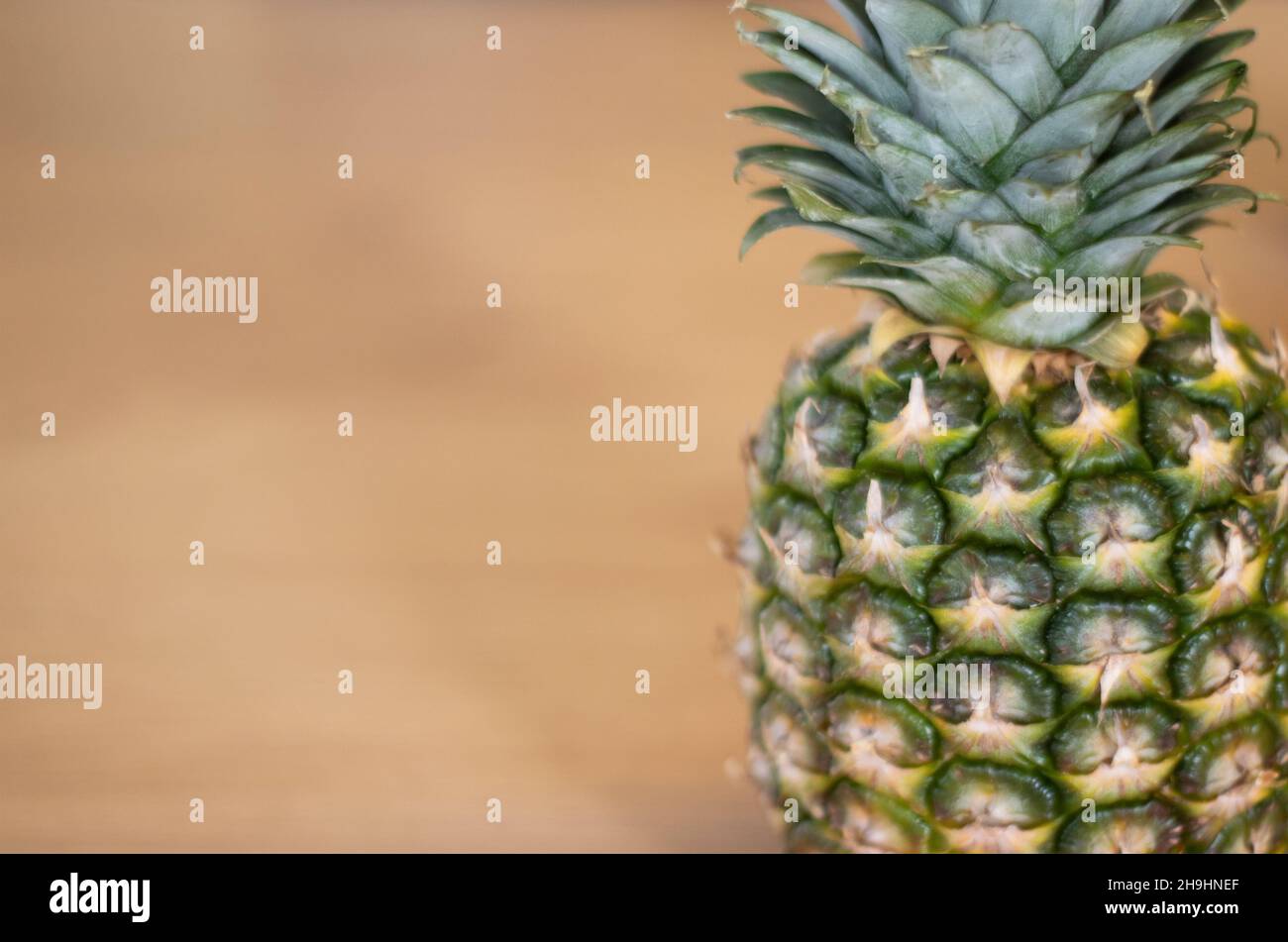 ananas in piedi sul tavolo, su sfondo isolato Foto Stock