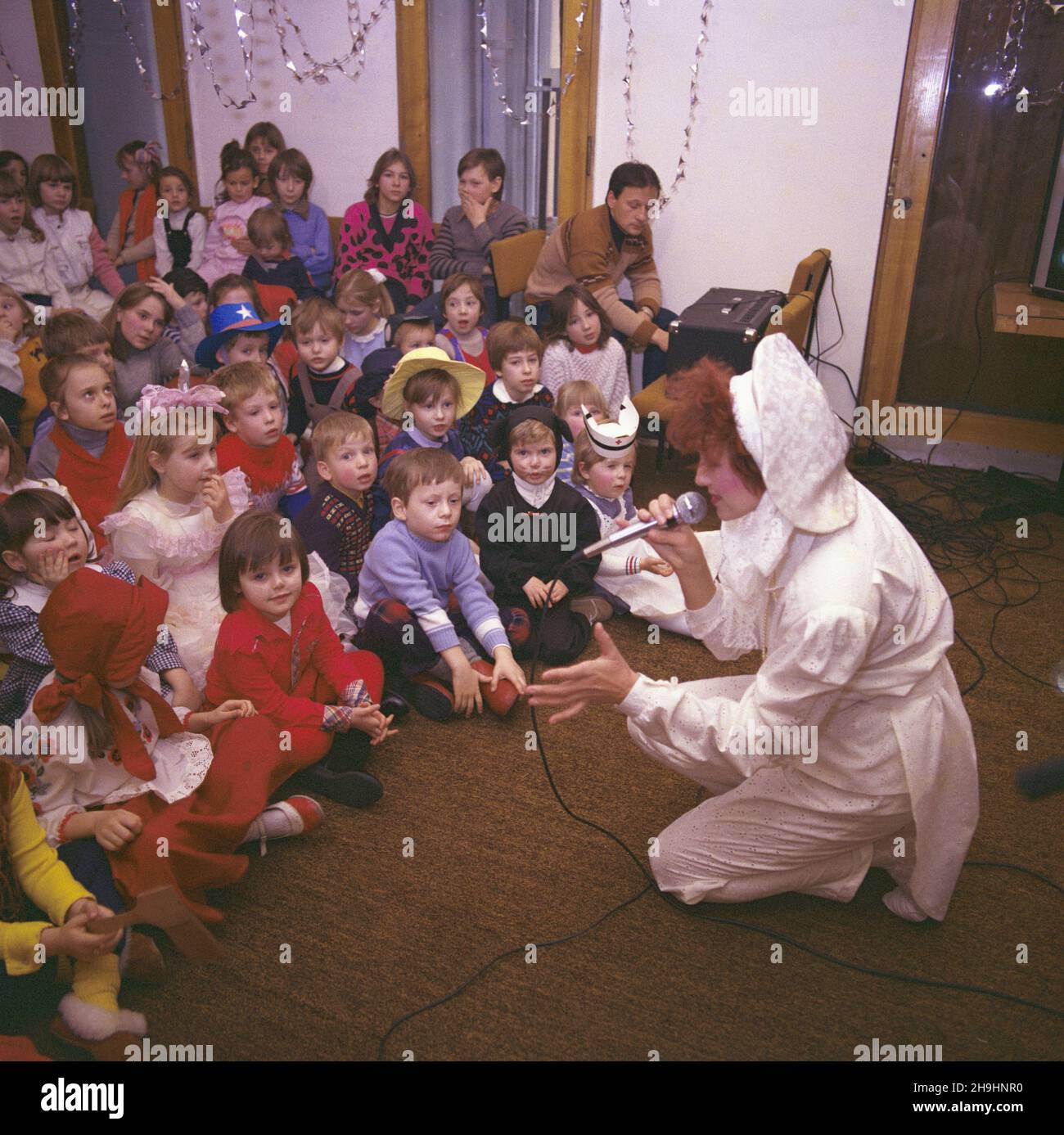 Warszawa 02.1987. Zabawa karnawa³owa dla dzieci w Polskiej Agencji Interpress. ka PAP/Grzegorz Rogiñski Dok³adny dzieñ wydarzenia nieustalony. Varsavia febbraio 1987. Palla di carnevale per bambini presso l'agenzia polacca Interpress. ka PAP/Grzegorz Roginski evento data sconosciuta. Foto Stock