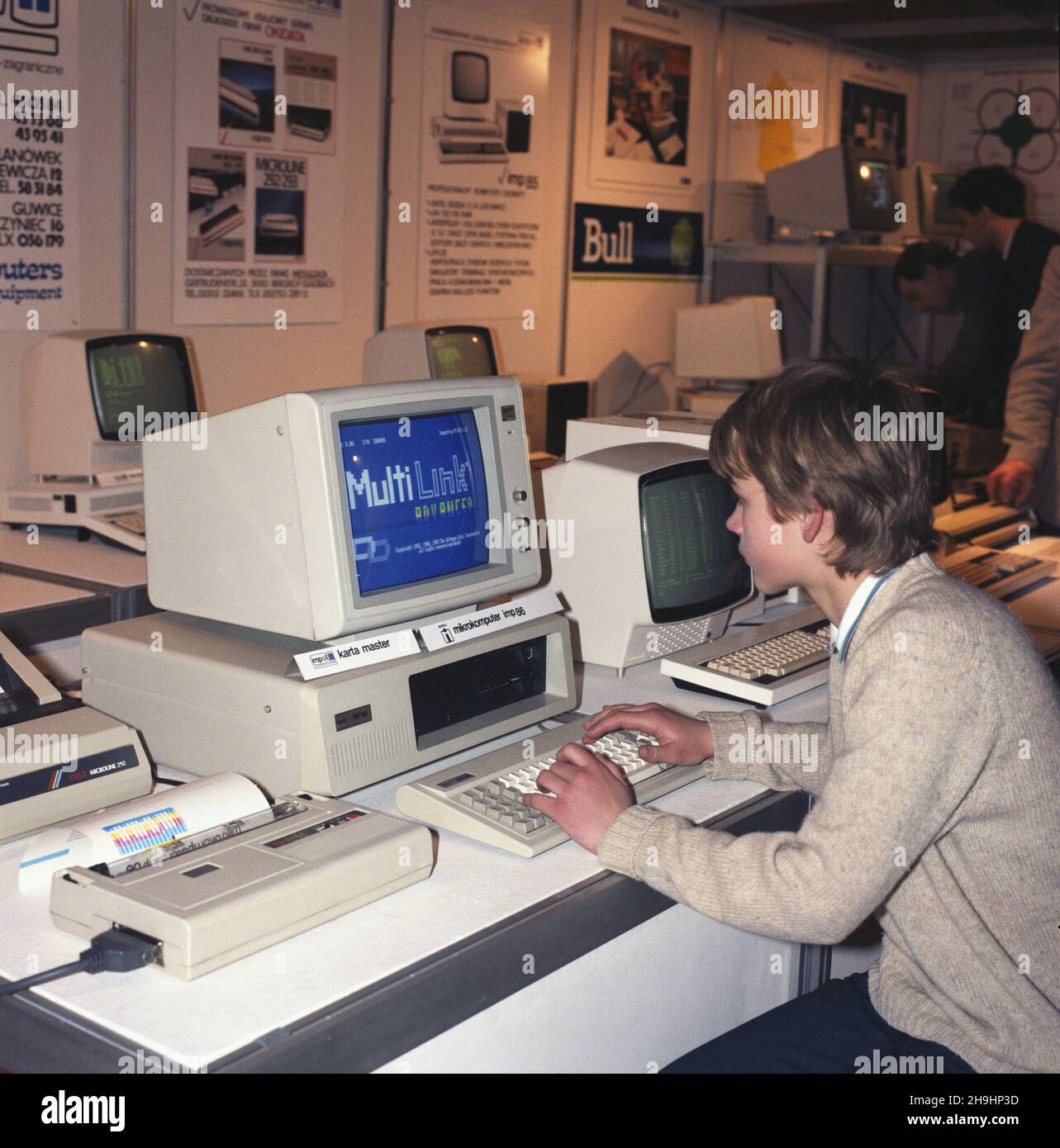 Warszawa 02.1987. Wystawa pt. Komputer 87 (Casa, Ufficio, Personal computer '87) zorganizowana w dniach 10-13.02.1987 w Pa³acu Kultury i Nauki. NZ. m.in. Mikrokomputer IMP 86. ka PAP/Tadeusz ZagoŸdziñski Dok³adny dzieñ wydarzenia nieustalony. Varsavia febbraio 1987. La mostra computer 1987 (Home, Office, Personal computer '87) si è tenuta il 10-13 febbraio 1987 presso il Palazzo della Cultura e della Scienza. Nella foto: IMP microcomputer 86. ka PAP/Tadeusz Zagozdzinski Data esatta sconosciuta. Foto Stock