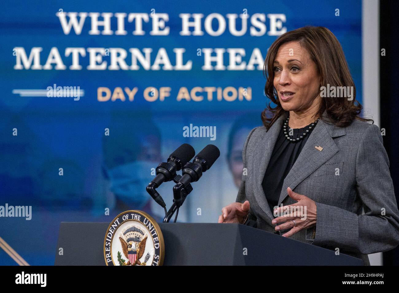 Washington, DC, USA, 07 dicembre 2021. Il Vice Presidente Kamala Harris ha commentato la Giornata della Salute materna della Casa Bianca durante un evento presso il South Court Auditorium nel campus della Casa Bianca a Washington, DC, USA, 07 dicembre 2021. Il vice presidente Harris ha lanciato un appello a livello nazionale al settore pubblico e privato per contribuire a migliorare i risultati della salute materna negli Stati Uniti. Foto Stock