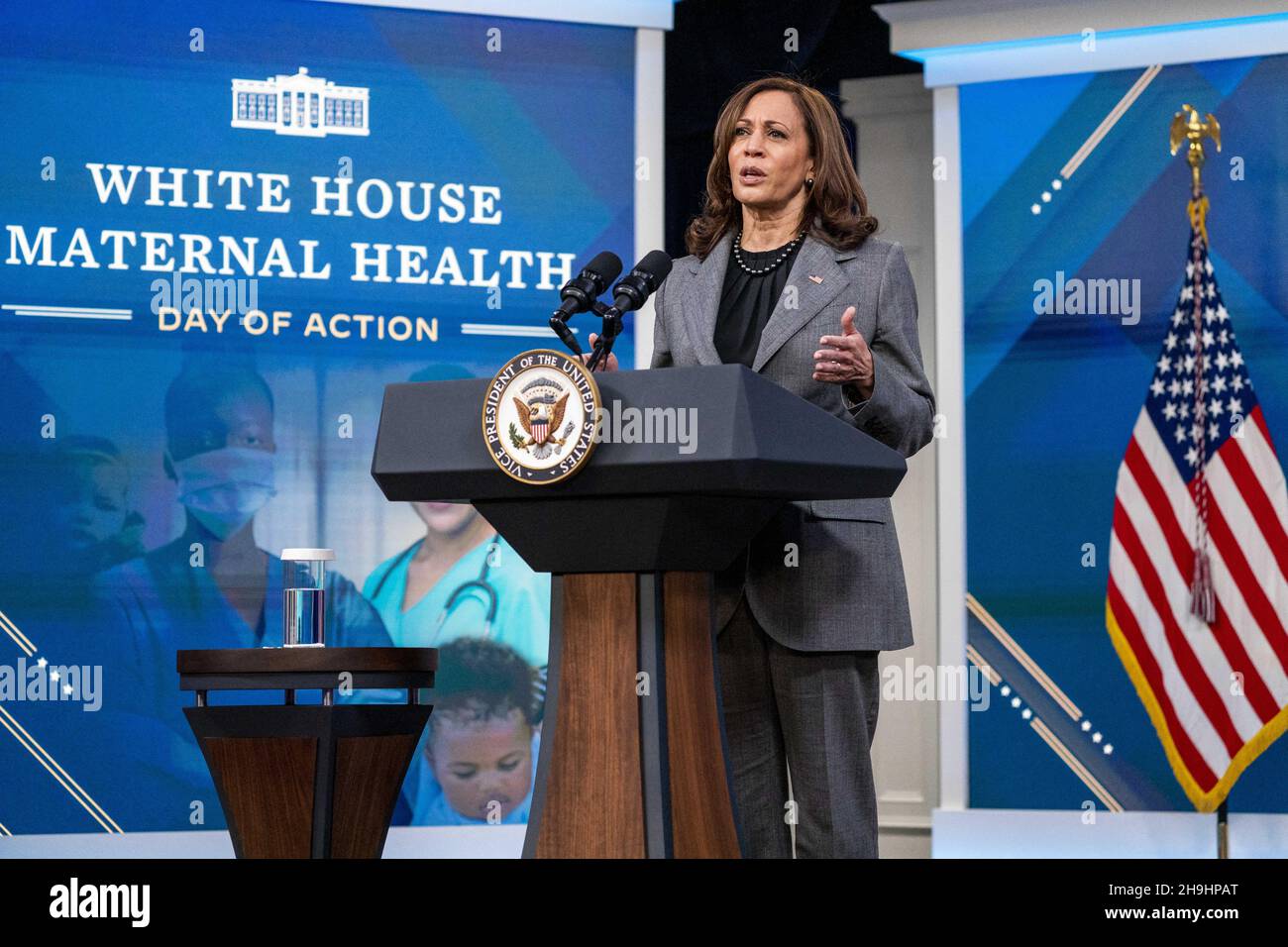 Washington, DC, USA, 07 dicembre 2021. Il Vice Presidente Kamala Harris ha commentato la Giornata della Salute materna della Casa Bianca durante un evento presso il South Court Auditorium nel campus della Casa Bianca a Washington, DC, USA, 07 dicembre 2021. Il vice presidente Harris ha lanciato un appello a livello nazionale al settore pubblico e privato per contribuire a migliorare i risultati della salute materna negli Stati Uniti. Foto Stock