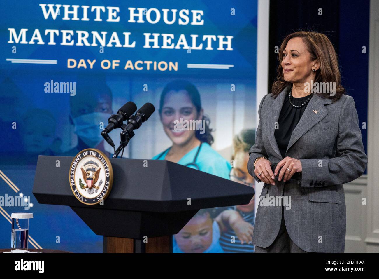 Washington, DC, USA, 07 dicembre 2021. Il Vice Presidente Kamala Harris ha commentato la Giornata della Salute materna della Casa Bianca durante un evento presso il South Court Auditorium nel campus della Casa Bianca a Washington, DC, USA, 07 dicembre 2021. Il vice presidente Harris ha lanciato un appello a livello nazionale al settore pubblico e privato per contribuire a migliorare i risultati della salute materna negli Stati Uniti. Foto Stock