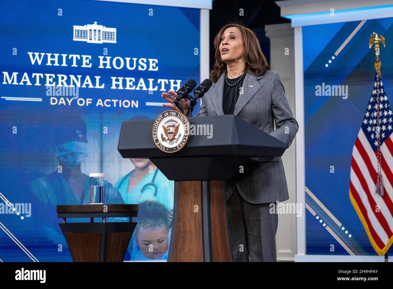 Washington, DC, USA, 07 dicembre 2021. Il Vice Presidente Kamala Harris ha commentato la Giornata della Salute materna della Casa Bianca durante un evento presso il South Court Auditorium nel campus della Casa Bianca a Washington, DC, USA, 07 dicembre 2021. Il vice presidente Harris ha lanciato un appello a livello nazionale al settore pubblico e privato per contribuire a migliorare i risultati della salute materna negli Stati Uniti. Foto Stock