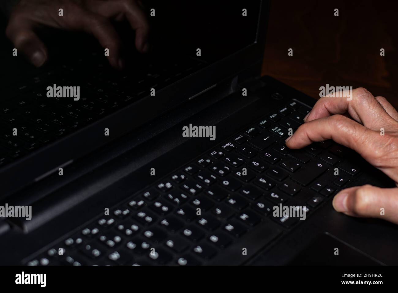 maschio mano premendo laptop e tasti Foto Stock