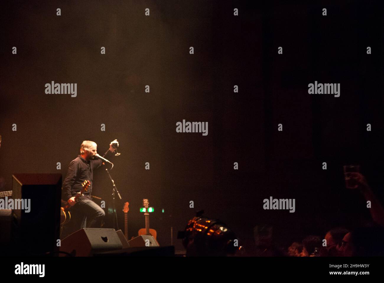 John Bramwell di i Am Kloot vive sul palco al Barbican di Londra. Foto Stock