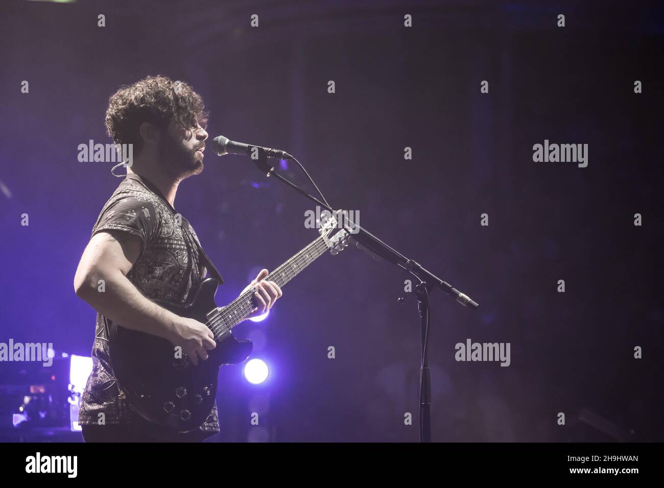 Yannis Philippakis of Foals si esibisce dal vivo sul palco al Royal Albert Hall di Londra. Foto Stock