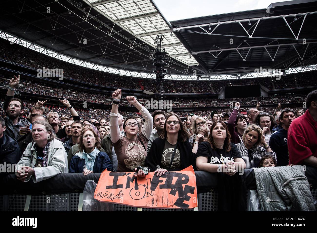 Bruce Springsteen e la e-Street Band vivono sul palco allo stadio di  Wembley, Londra Foto stock - Alamy