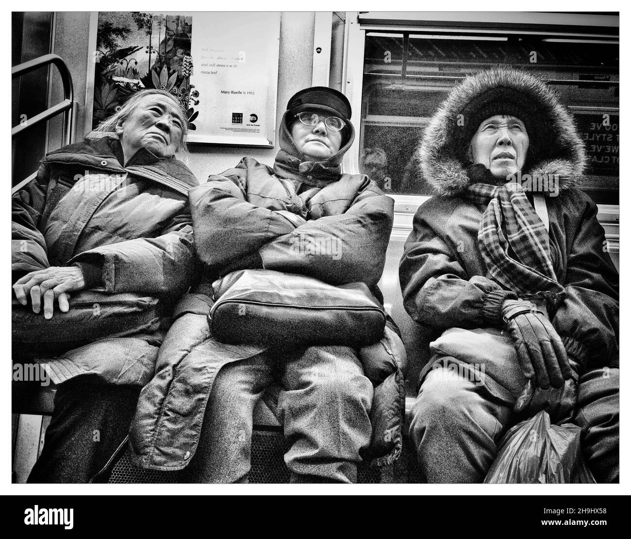 Un gruppo di pendolari cinesi sulla metropolitana di New York (un'immagine elaborata su un'app chiamata Snapseed come parte di una serie di immagini sperimentali acquisite ed elaborate sull'iPhone) Foto Stock