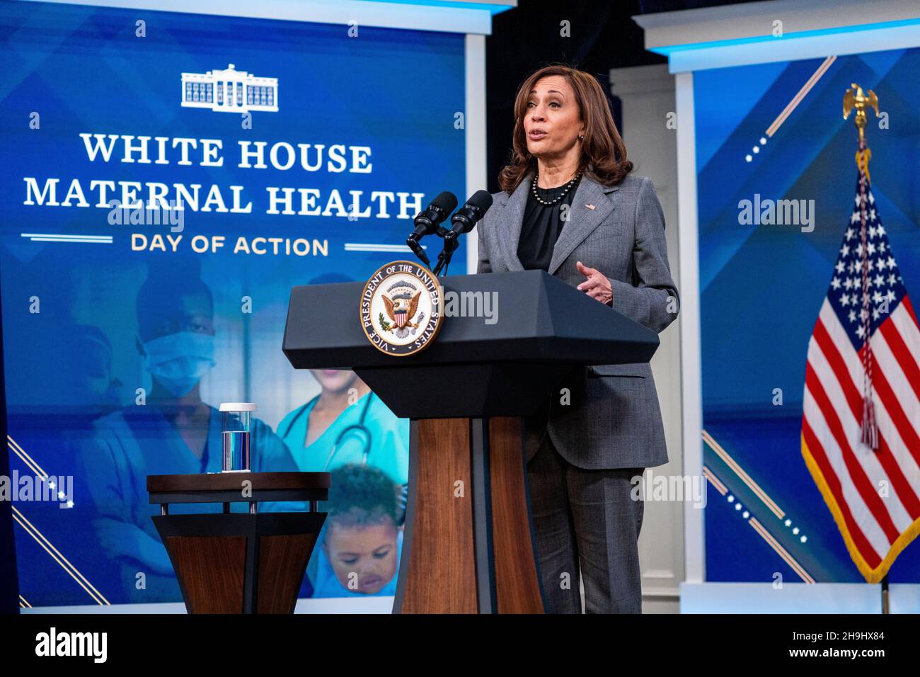 Il Vice Presidente Kamala Harris ha commentato la Giornata della Salute materna della Casa Bianca durante un evento presso il South Court Auditorium nel campus della Casa Bianca a Washington, DC, USA, 07 dicembre 2021. Il vice presidente Harris ha lanciato un appello a livello nazionale al settore pubblico e privato per contribuire a migliorare i risultati della salute materna negli Stati Uniti. Foto Stock