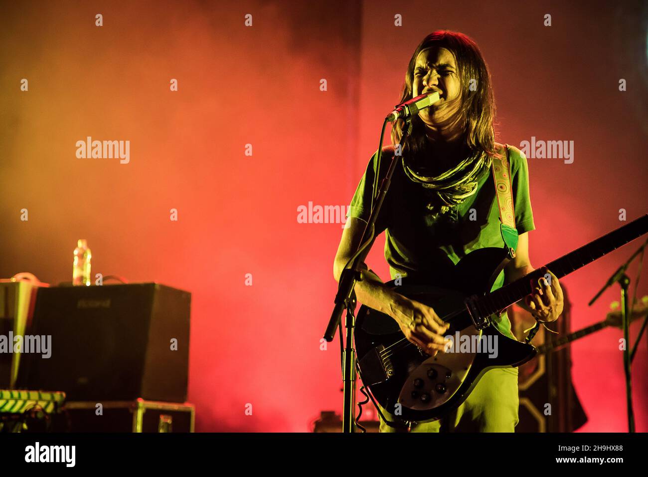 Kevin Parker della band australiana di psiche Tame Impala live sul palco all'Hammersmith Apollo di Londra Foto Stock