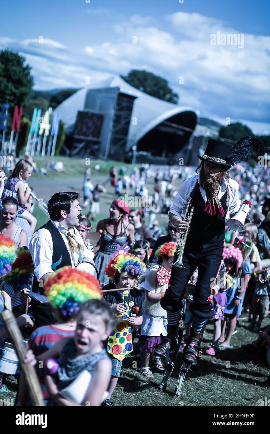 Le persone in abbigliamento elegante che partecipano alla sfilata dell'ultimo giorno al Greenman Festival 2013 a Glanusk, nel Galles del Sud Foto Stock