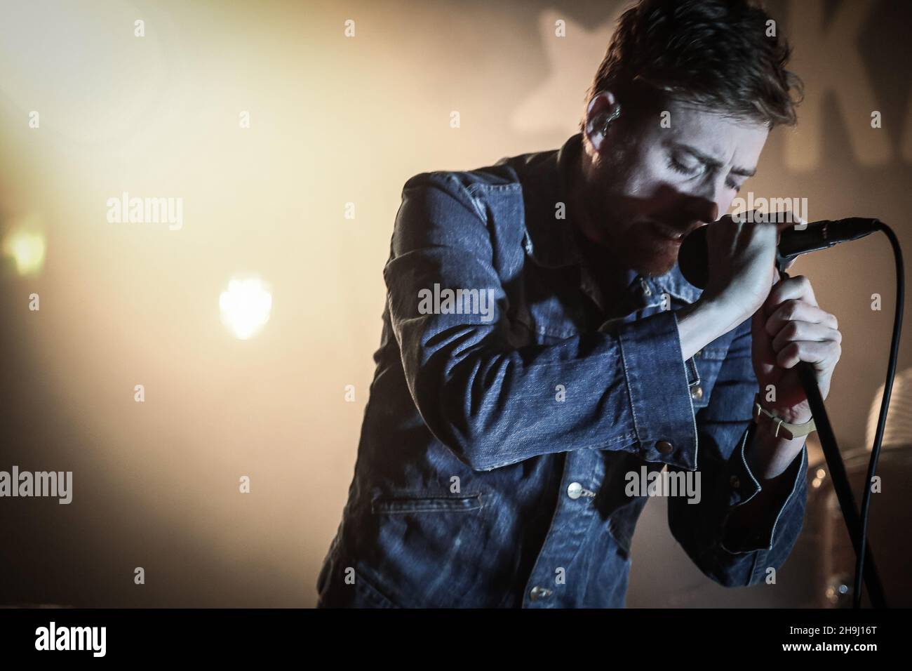 Ricky Wilson dei Kaiser Chiefs sul palco alla Scala di Londra prima dell'uscita del loro nuovo album Education, Education, Education and War Foto Stock