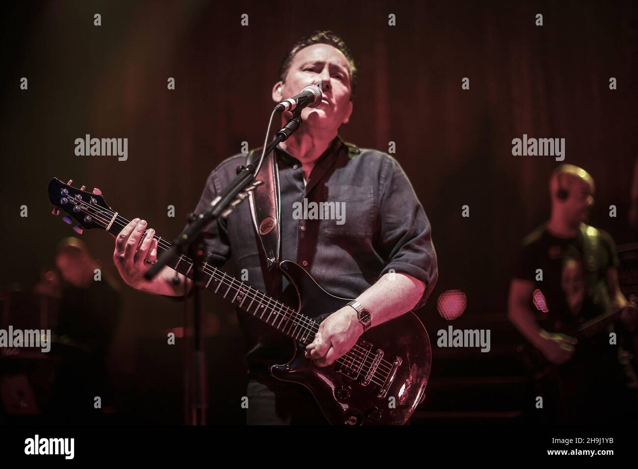 Robin Campbell dell'UB40 si esibisce dal vivo sul palco all'O2 Shepherds Bush Empire di Londra. Foto Stock