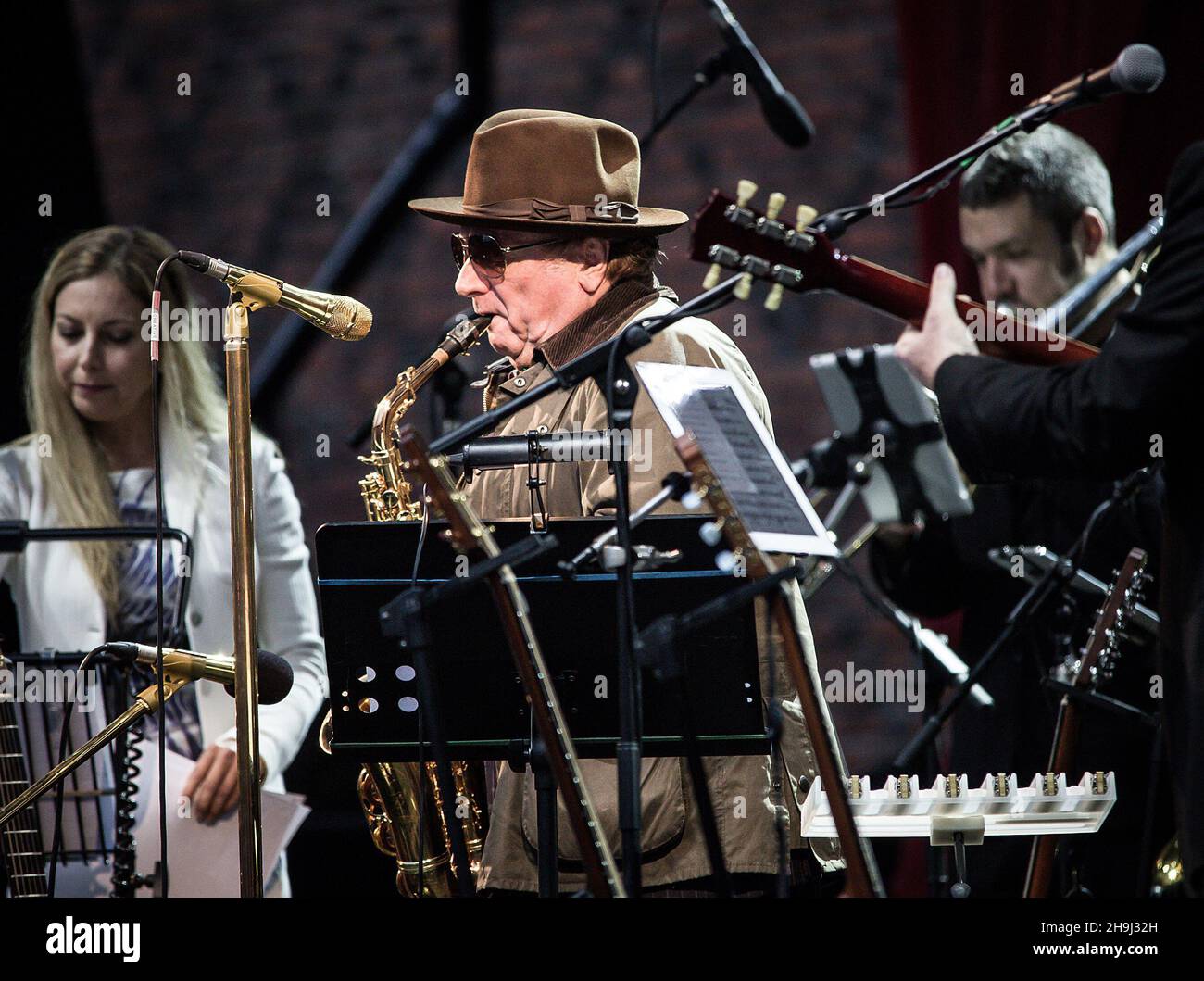 Van Morrison si esibisce dal vivo sul palco all'Hampton Court Palace Festival di Londra. Foto Stock