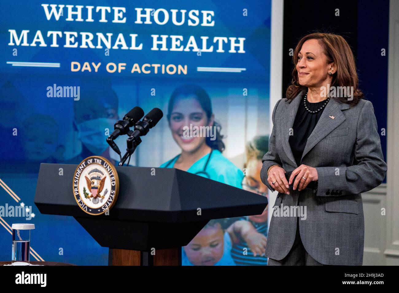 Washington, Stati Uniti. 7 dicembre 2021. Il Vice Presidente Kamala Harris ha commentato la Giornata della Salute materna della Casa Bianca durante un evento presso il South Court Auditorium nel campus della Casa Bianca a Washington, DC, USA, 07 dicembre 2021. Il vice presidente Harris ha lanciato un appello a livello nazionale al settore pubblico e privato per contribuire a migliorare i risultati della salute materna negli Stati Uniti. Credit: Sipa USA/Alamy Live News Foto Stock