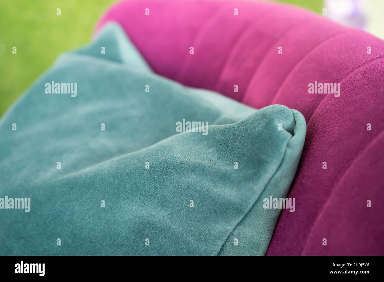 cuscino blu sul divano su sfondo chiaro. Moderno design interno del soggiorno. Mobili eleganti. Poster interno Foto Stock
