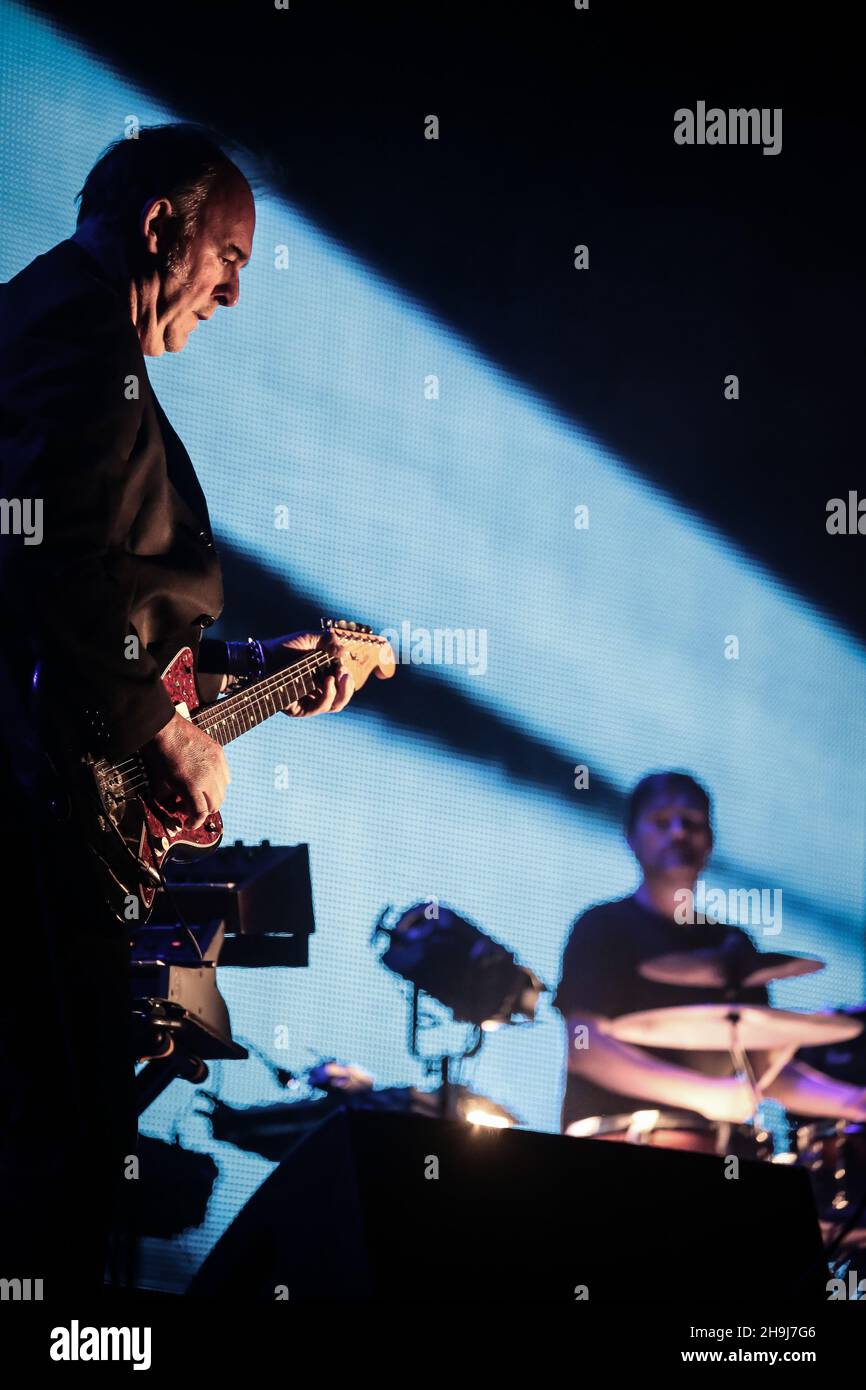 Adrian Utley di Portishead, che ha fatto da capo il sabato sera sul palco dell'Obelisco alla decima edizione (2015) del Latitude Festival di Southwold, Suffolk Foto Stock