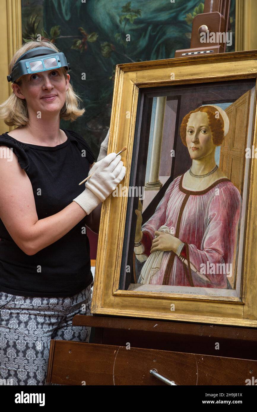 Ritratto di Signora di Sandro Botticelli conosciuto come Smeralda Bandinelli (c.1470-5) a seguito di un importante progetto di ricerca scientifica e restauro. Il dipinto sarà il pezzo centrale di una nuova mostra, Botticelli Reimagined, presso il Victoria and Albert Museum di Londra e sarà presentato qui dal conservatore, Clare Richardson Foto Stock