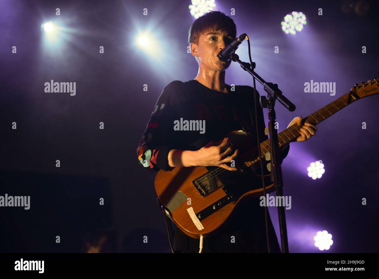 LoneLady aka Julie Ann Campbell suona dal vivo sul palco al Heaven di Londra come parte del suo tour dell'entroterra. Foto Stock