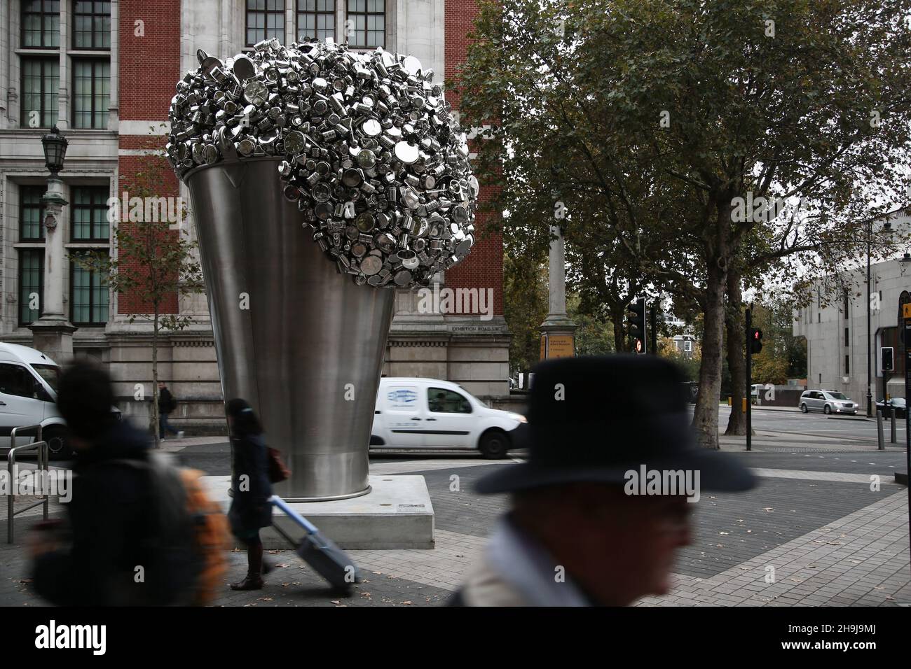 Una nuova installazione chiamata Soak diventa Spill dall'artista Subodh Gupta si erge a sei metri di altezza traboccante di pentole, padelle e attrezzi di cucina sulla Exhibition Road fuori dal Victoria and Albert Museum di Londra Foto Stock