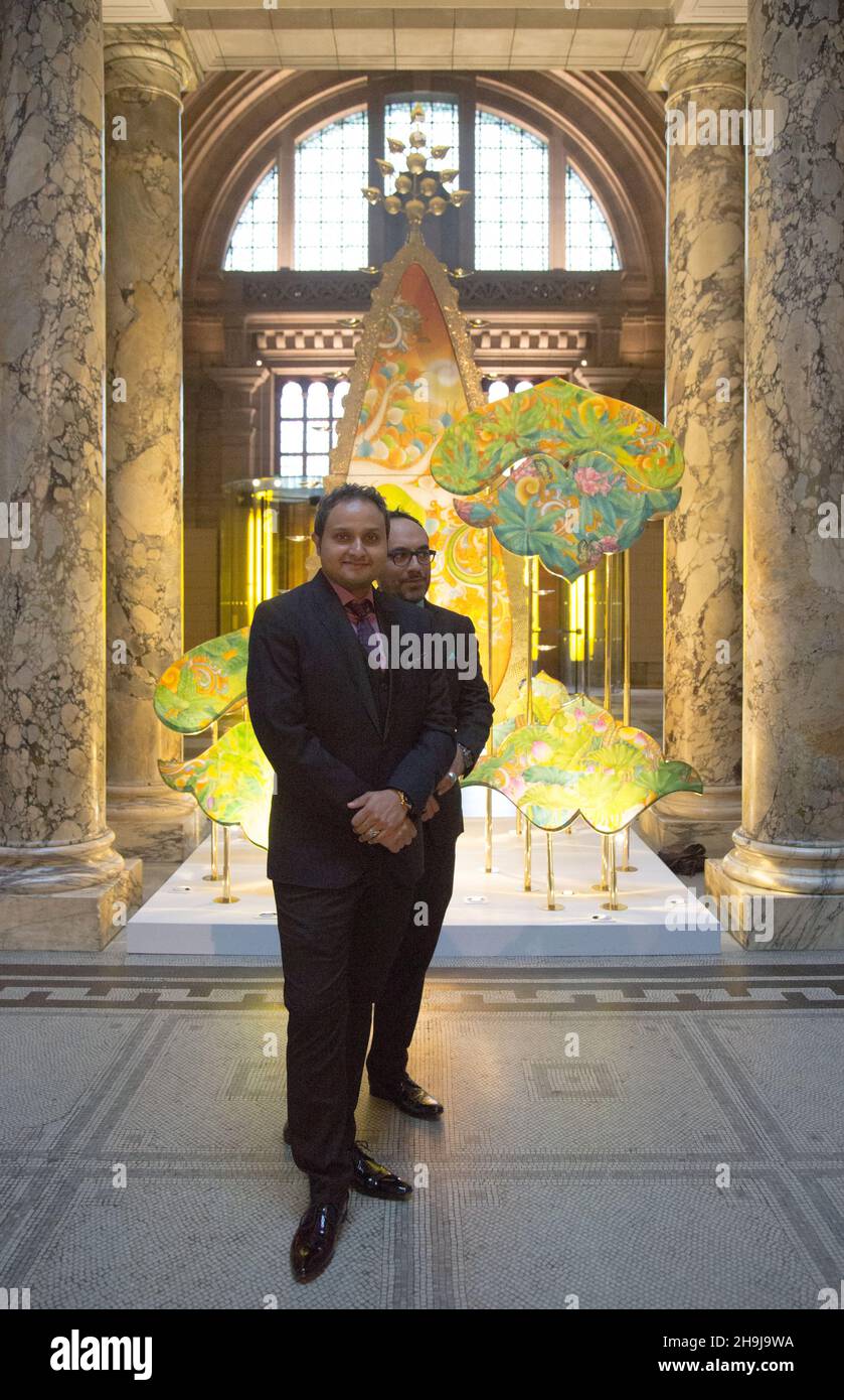 Sahil Bagga (a destra) e Sarthak Sengupta posano per le foto con la loro installazione, Kalpataru: Il Wishing Well Tree al V&A. Un'installazione di luci festive nel Grand Entrance del Victoria and Albert Museum di Londra progettato da Sahil Bagga e Sarthak Sengupta Foto Stock