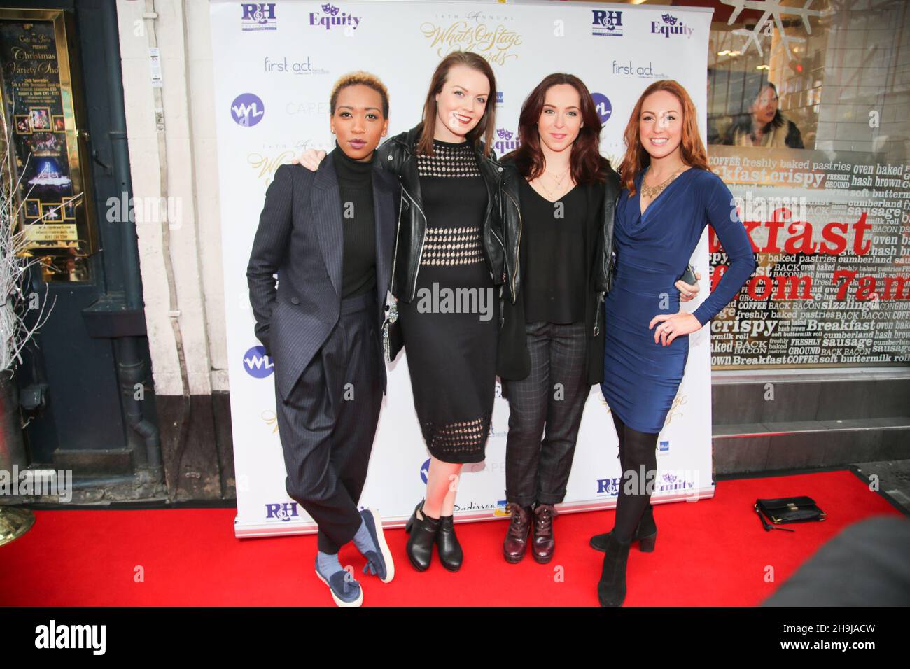 Membri del cast di Bend come Beckham arrivare Al Whatsonstage Awards 2015 al Cafe de Paris A Londra Foto Stock