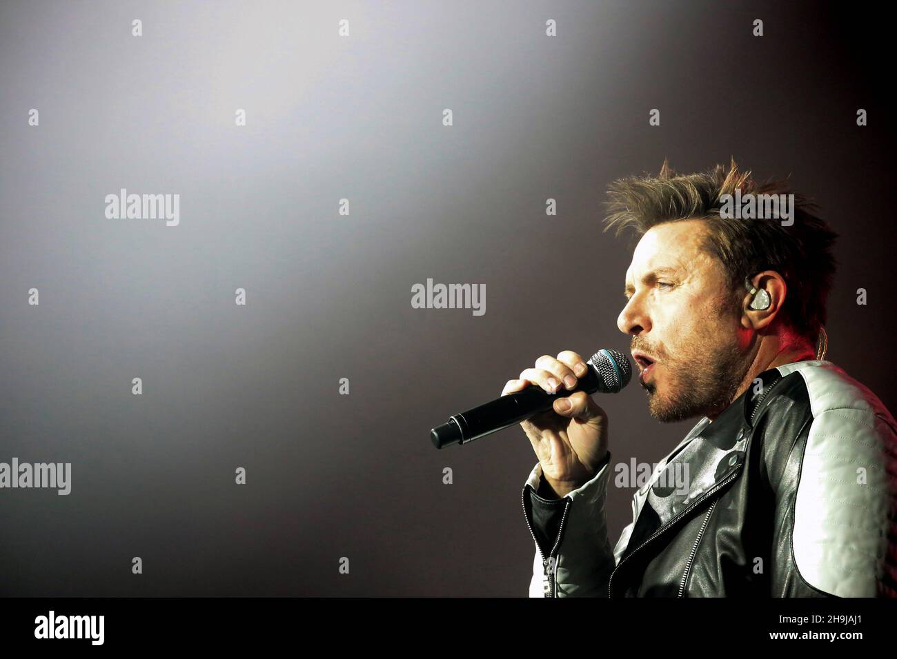 Simon le Bon di Duran Duran esibendosi dal vivo sul palco Presso la O2 Arena di Londra Foto Stock