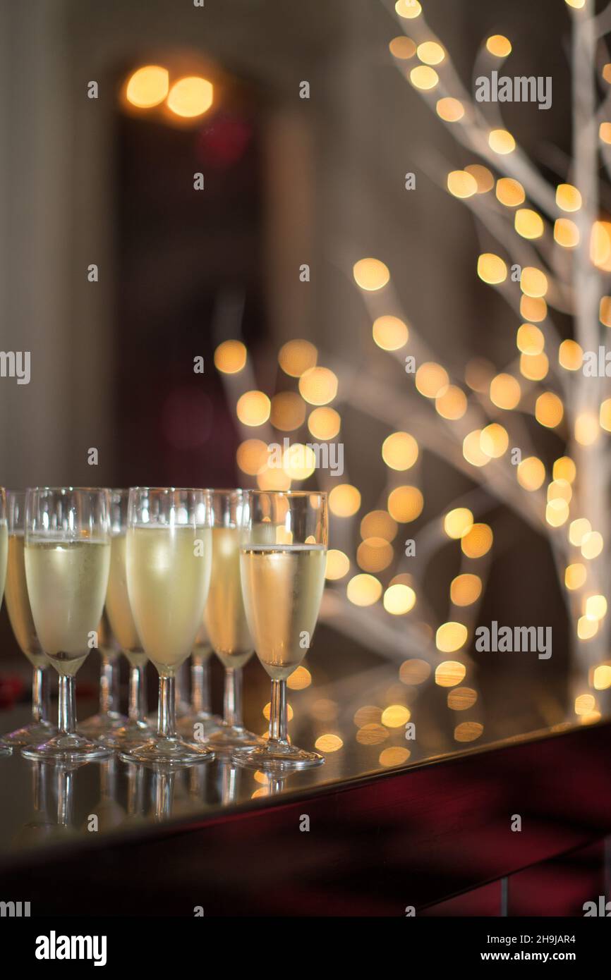 Bicchieri di champagne in un bar prima di una festa in ufficio al Bush Hall di Londra. Foto Stock
