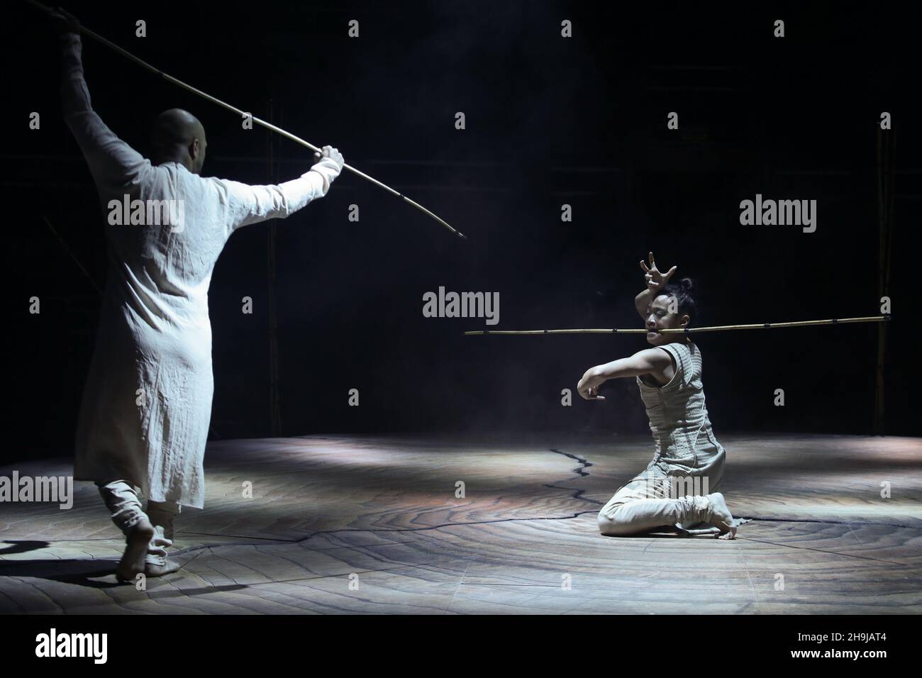 Akram Kahn's Unfinchè i Lions si sono esibiti per la stampa presso la Roundhouse di Londra prima dell'apertura del 12 gennaio. I ballerini sono Akram Khan, Ching-Ying Chien e Christine Joy Ritter Foto Stock